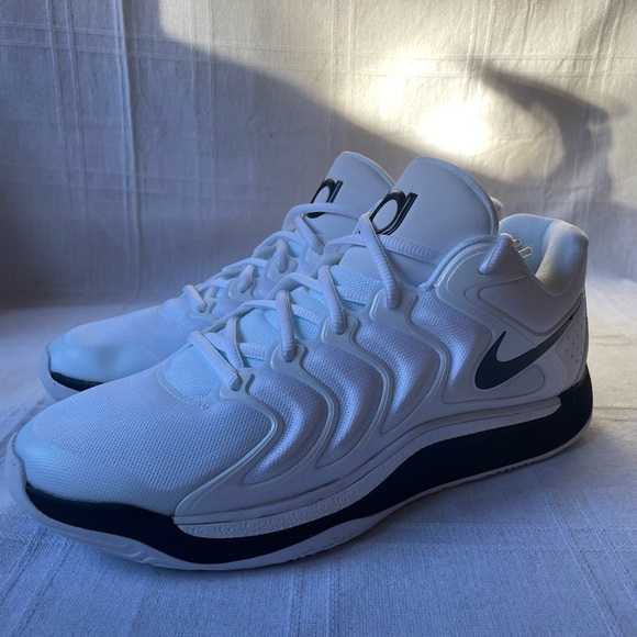 mens nike basketball shoes size 10.5